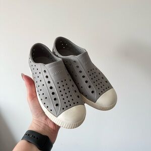 Native Jefferson Shoes Gray Sandals Lightweight Slip-On